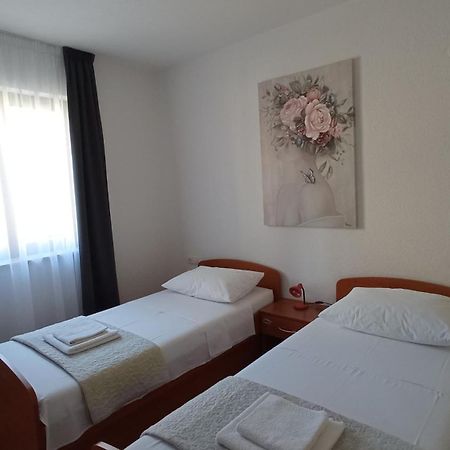 Apartmani Ferdi 特罗吉尔 外观 照片